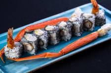 Ролл с фалангами краба и123 креветкой темпура